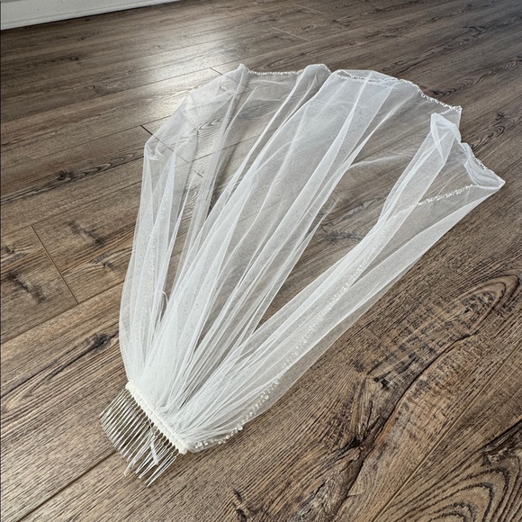 Elegant White Bridal Veil with Beaded Edge - Picture 2 of 8